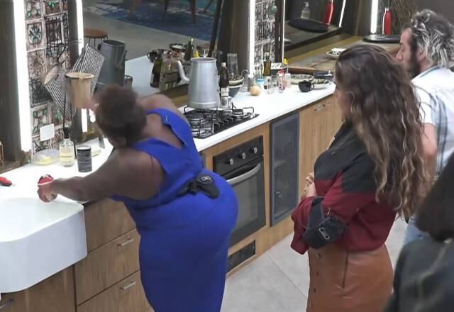 A peoa se divertiu muito, mas também se irritou com algumas atitudes dentro da sede. Após uma tensa formação de Roça em que Raissa, sua amiga de confinamento, acabou levando vários votos, a funkeira ficou enfurecida e descontou na garrafinha de água. Enquanto Jojo "desabafava" na garrafa, Cartolouco e Luiza observavam a cena
