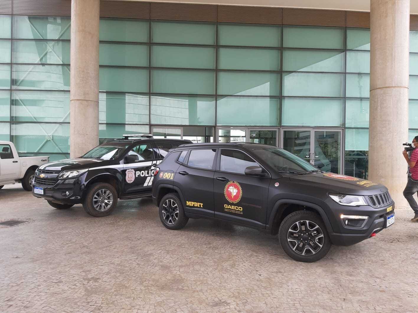 Agentes deixam Câmara Legislativa com malote após buscas no gabinete do deputado Reginaldo Sardinha (Avante)