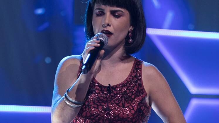 A italiana Debora Sanna apostou no clássico Blue Moon, de Billie Holiday, uma das maiores vozes do jazz, e emocionou 99 jurados