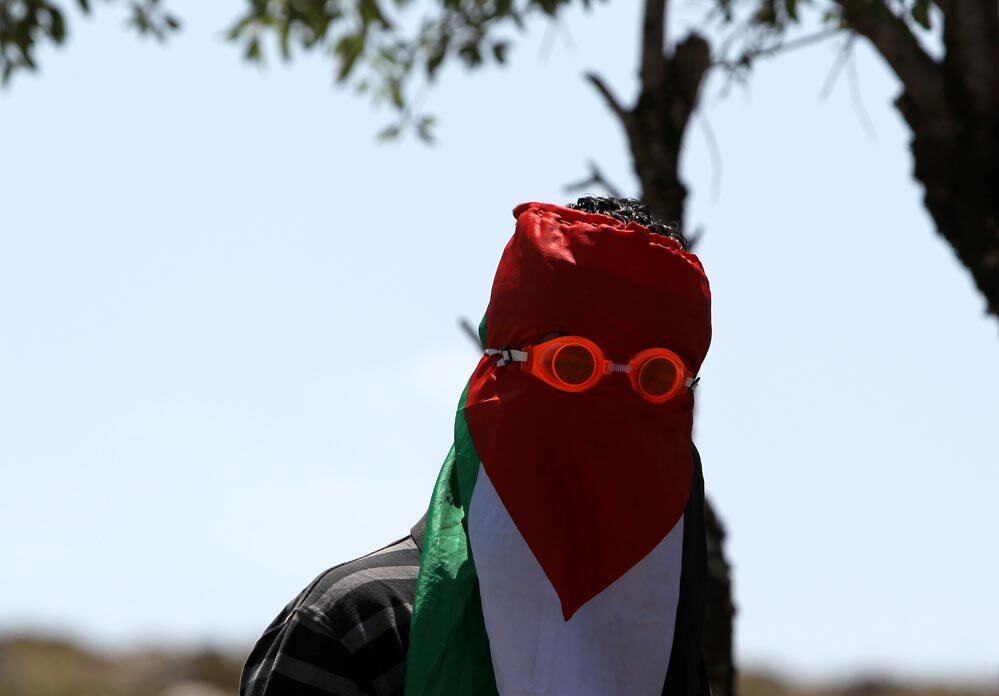 

Palestino usa óculos de natação durante confronto com a
polícia israelense em Silwad, na Cisjordânia

