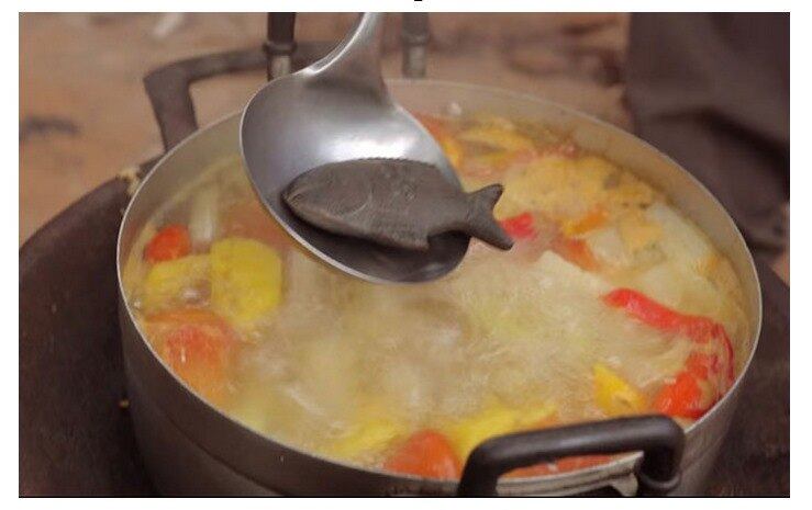 O peixinho de ferro pode ser colocado direto na sopa, por exemplo. O objeto é capaz de fornecer a dose diária necessária de ferro para crianças e adultos