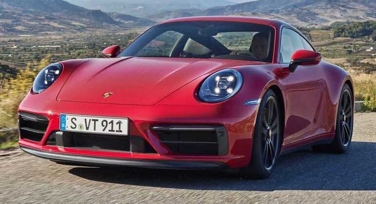 Porsche 911 Carrera 4 GTS Coupe sai por R$ 959.000