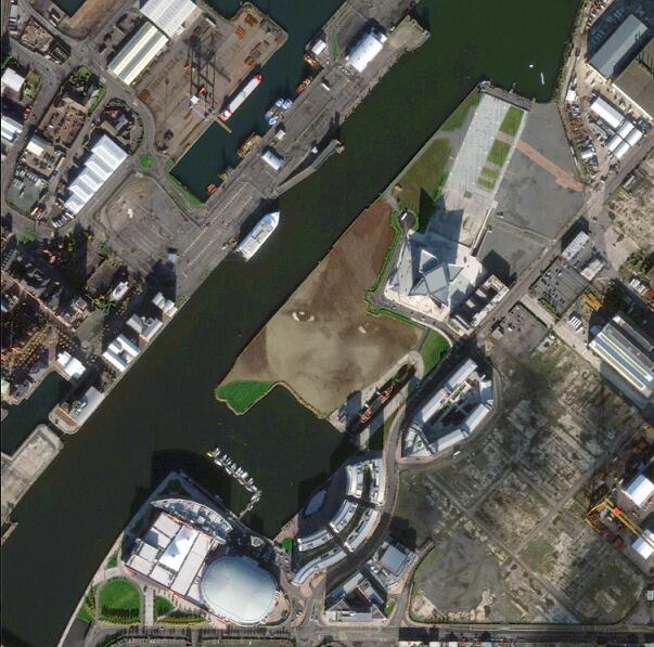 O trabalho artístico "Querer" visto do alto, em Belfast, capital norte-irlandesa