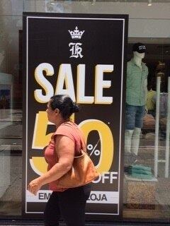 Loja com promoção na Rua Oscar Freire