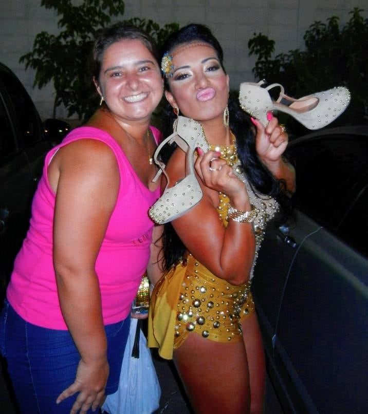 Depois de muito samba, Cinthia deixou o salto alto e ainda brincou na hora da foto