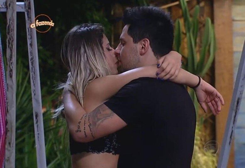 Rindo e com uma expressão tranquila, Minerato disse ter
ficado chocada com a história da gravidez. Ela explicou que ficou sabendo do
boato pela apresentadora Xuxa, durante sua visita à Fazenda.



— Achei maluco, um absurdo! Mas não sei nem como surgiu esse
papo, porque nunca rolou nada lá dentro, juro. Ele já tem dois filhos, vai
querer outro?

+ Douglas Sampaio agradece Mara Maravilha pelos tapas na cara: "Foram tapas de R$ 2 milhões"

+ Acesse R7 Play e assista às íntegras do Hoje em Dia! Clique e experimente de graça!
