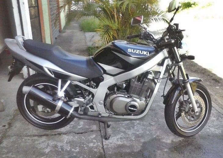 Suzuki GS 500 2004 (R$ 10.000) — uma moto bastante respeitada por seus clientes. Concorrente direta da extinta Honda CB 500, a naked tem excelente relação peso/potência, podendo chegar aos 100 km/h em 5,5 segundos e velocidade máxima de 180 km/h. Parou de ser fabricada em 2009