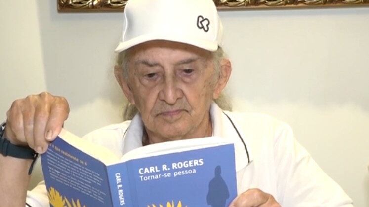 Aélio mostra todo orgulhoso a carteira do Conselho Federal de Psicologia que recebeu recentemente e tem objetivo bem definido: recomeçar a vida profissional

