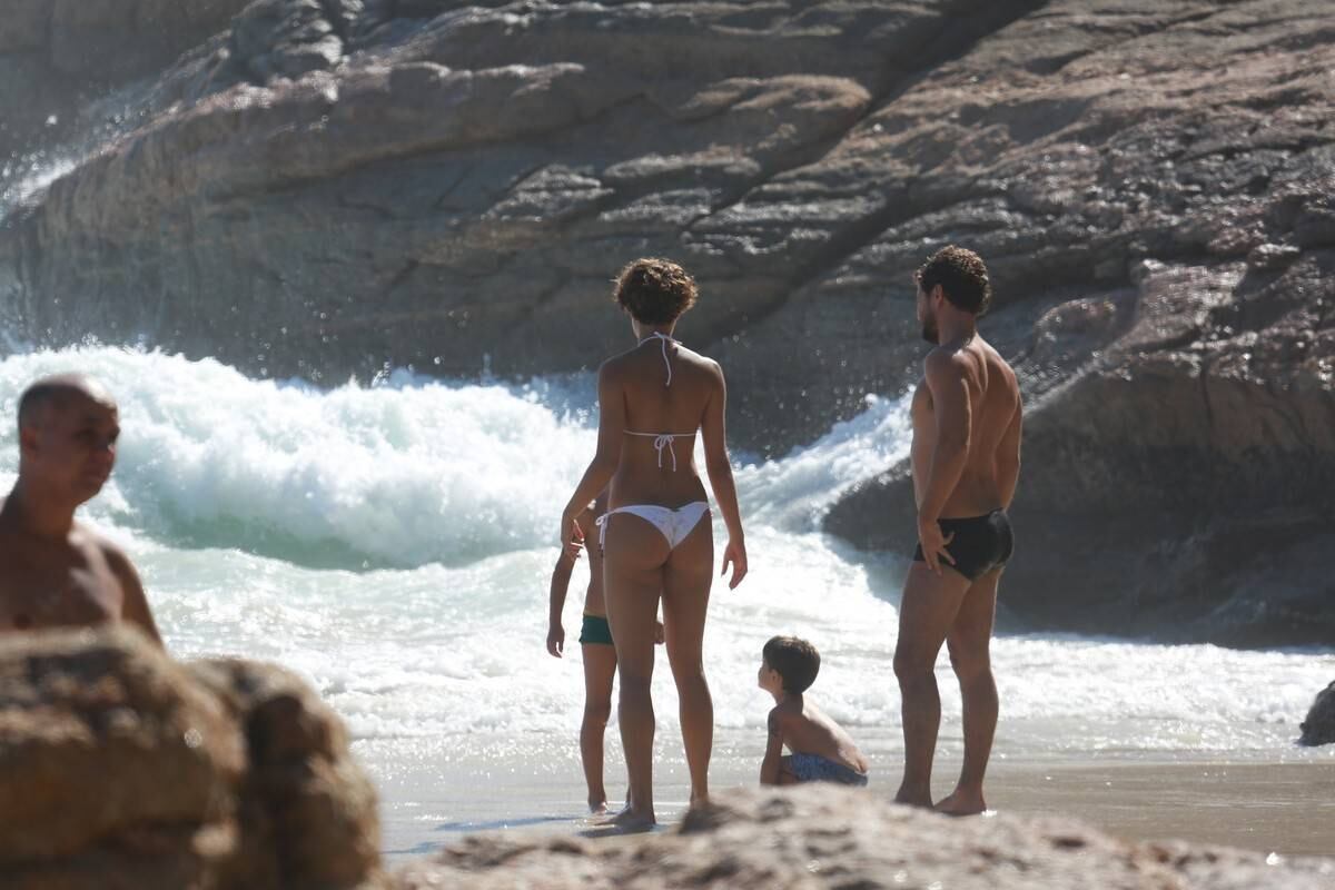 Sophie Charlotte e Daniel de Oliveira se divertem em praia com a família