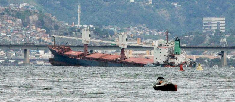 Navio com 400 toneladas de óleo está encalhado na baía de Guanabara e foi sucateado