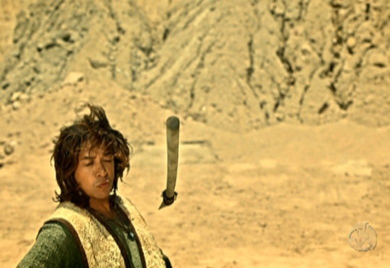 Golias começa mostrando toda a sua força e atira uma lança em direção ao ex-pastor de ovelhas, que se esquiva