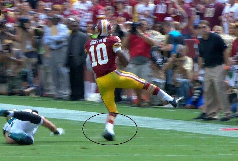 Durante o jogo entre Washington Redskins e Seattle Seahawks, Robert Griffin III, do time de Washington se machucou de um jeito nada bonito! O jogador foi fazer lançar para seu companheiro de time, mas pisou de mal jeito