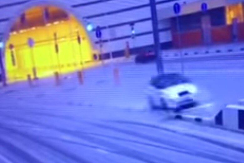 Ele perdeu o controle do crossover na curva e de repente se viu literalmente numa "curva sem saída"