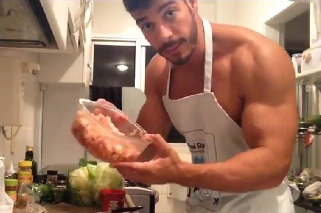 O empresário usa um celular para filmar e editar os vídeos, que são feitos na cozinha de sua casa. Segundo ele, “é tudo improvisado”