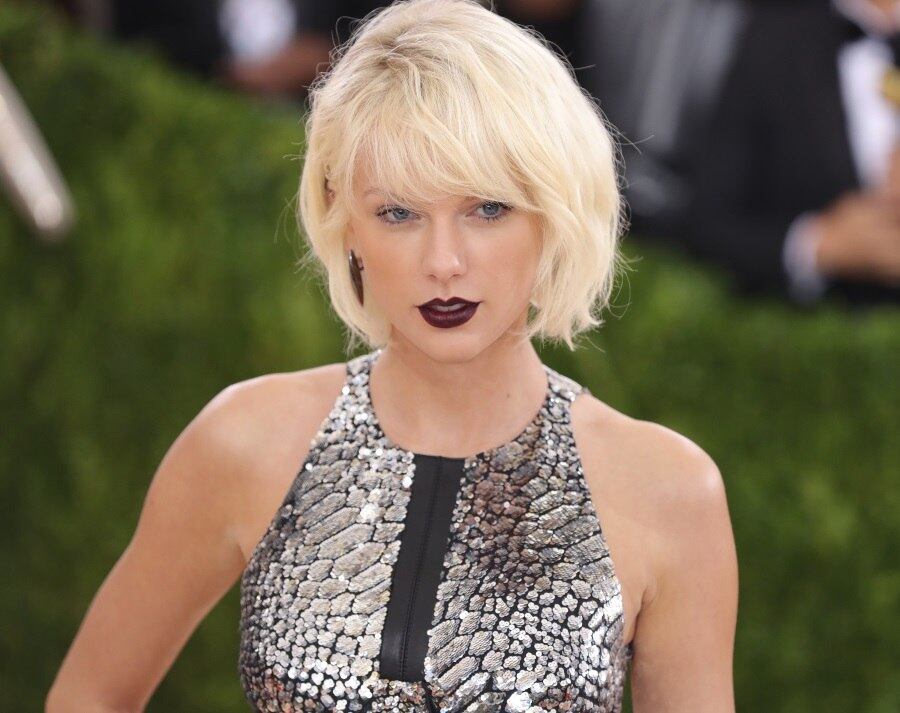 E esse foi só o primeiro passo de Taylor Swift gótica. A cantora adotou o cabelo platinado pra valer e mostrou que o lado gótica chegou para ficar