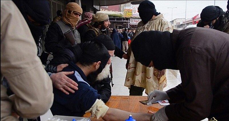 Imagens da amputação mostram militantes que se aglomeram ao
redor da vítima