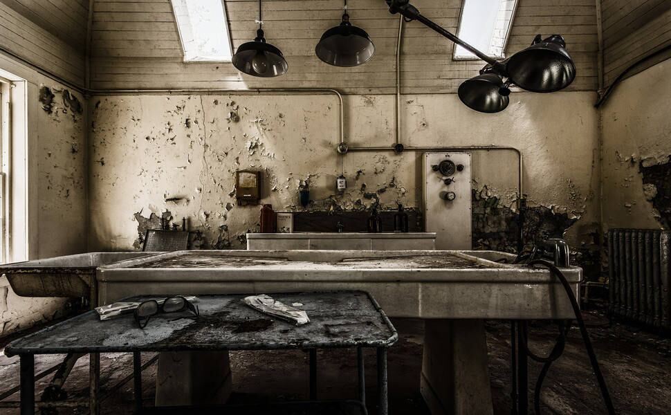 Hospício de Willard, Nova York, Estados Unidos

Inaugurado em 1869 e fechado oficialmente em 1995, o hospital para doentes mentais é macabro pelo fato de que mais de 50 mil pessoas morreram nas instalações. Em seu auge de funcionamento, Willard chegou a abrigar cerca de quatro mil pacientes