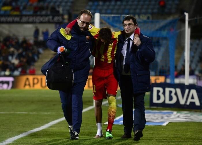 Jogador deixou o campo carregado e com muitas dores
