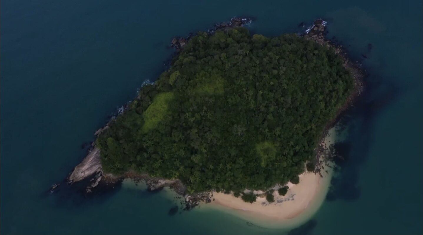 A vila foi montada em Paraty, no litoral sul do Rio de Janeiro. A área fica dentro do Parque Nacional da Serra da Bocaina, uma das regiões mais preservadas 