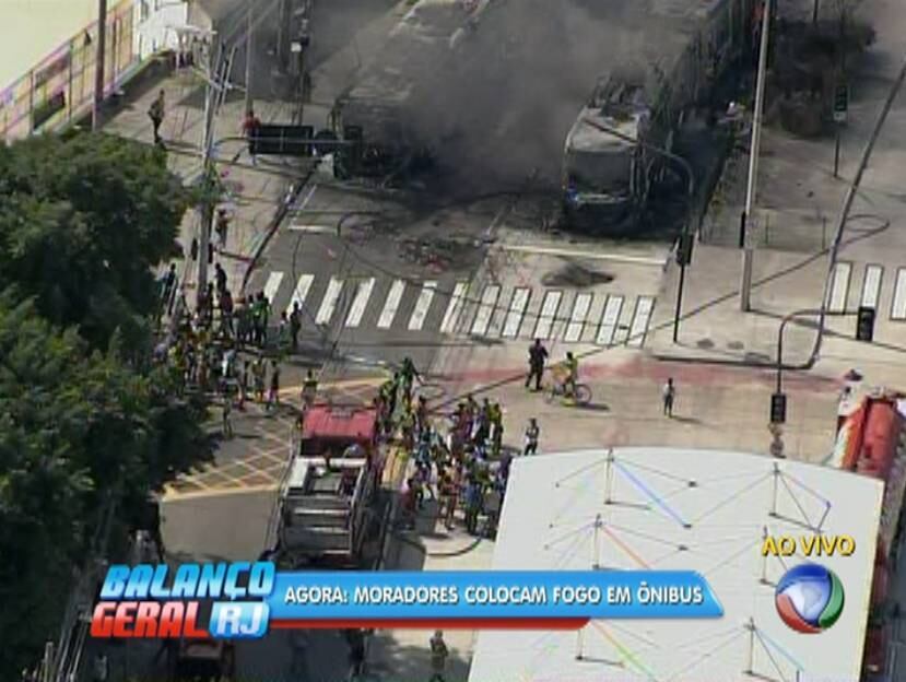 Moradores queimaram ao menos três ônibus e uma estação de BRT após a morte do menino