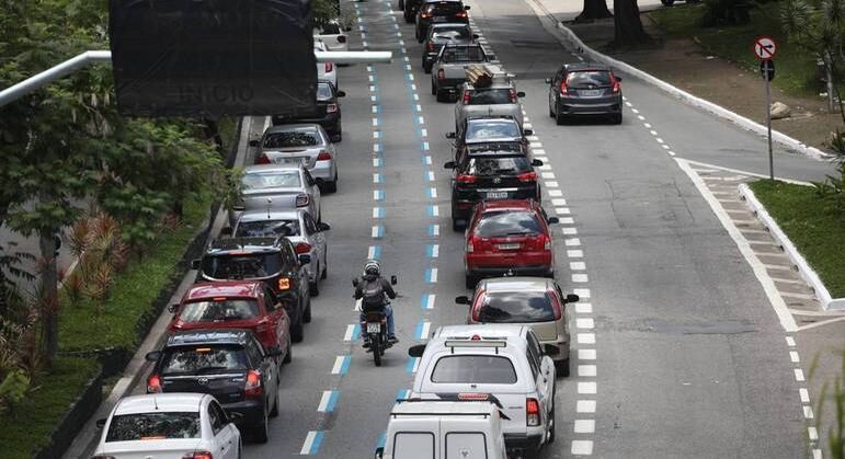 Especialista afirma que carros à esquerda da motofaixa podem ficar "presos" na avenida