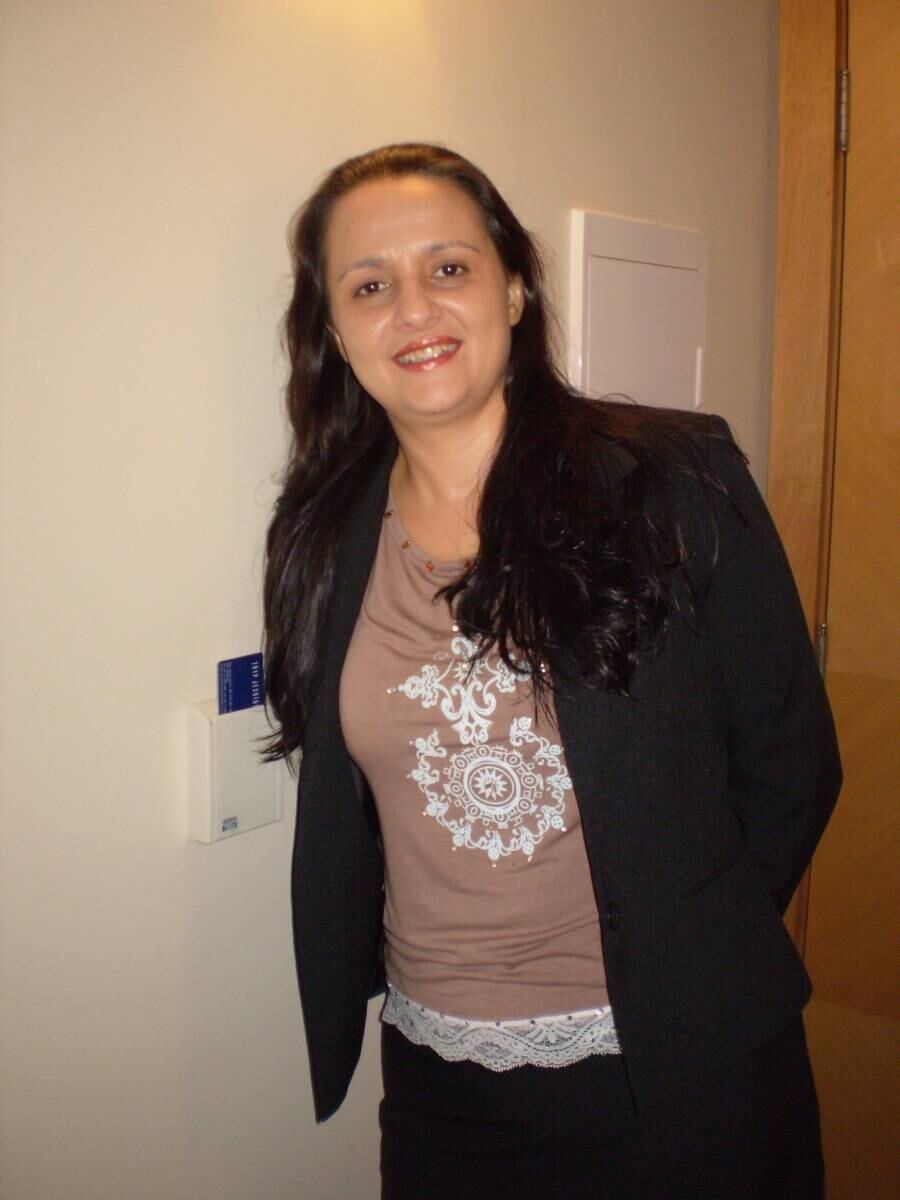 Geisa conseguiu
perder 17 kg. Apesar de ter eliminado muitos quilos, ela ainda sofria com o efeito
sanfona que a impedia de emagrecer os outros 15 kg para atingir seu peso ideal.

 
— Eu morria
de vergonha quando ia vestir uma roupa, porque nada servia. Biquíni então? Eu
me sentia horrível e por isso os maiôs os substituíram por um bom tempo quando
ia à praia