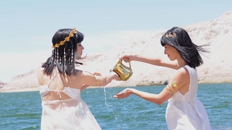 Fria e calculista

Mesmo odiando e invejando a princesa, Yunet é a principal companhia dela e finge fazer de tudo para agradá-la