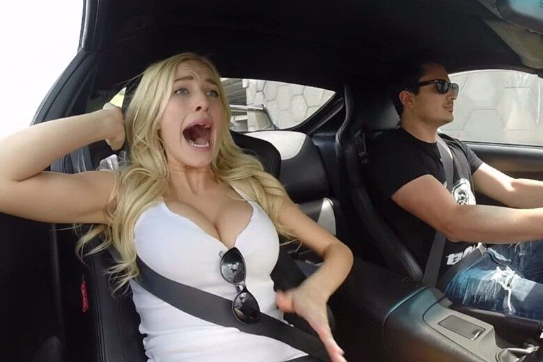 Ele dá uma amostra do poder para a moça acreditar um pouco mais nele