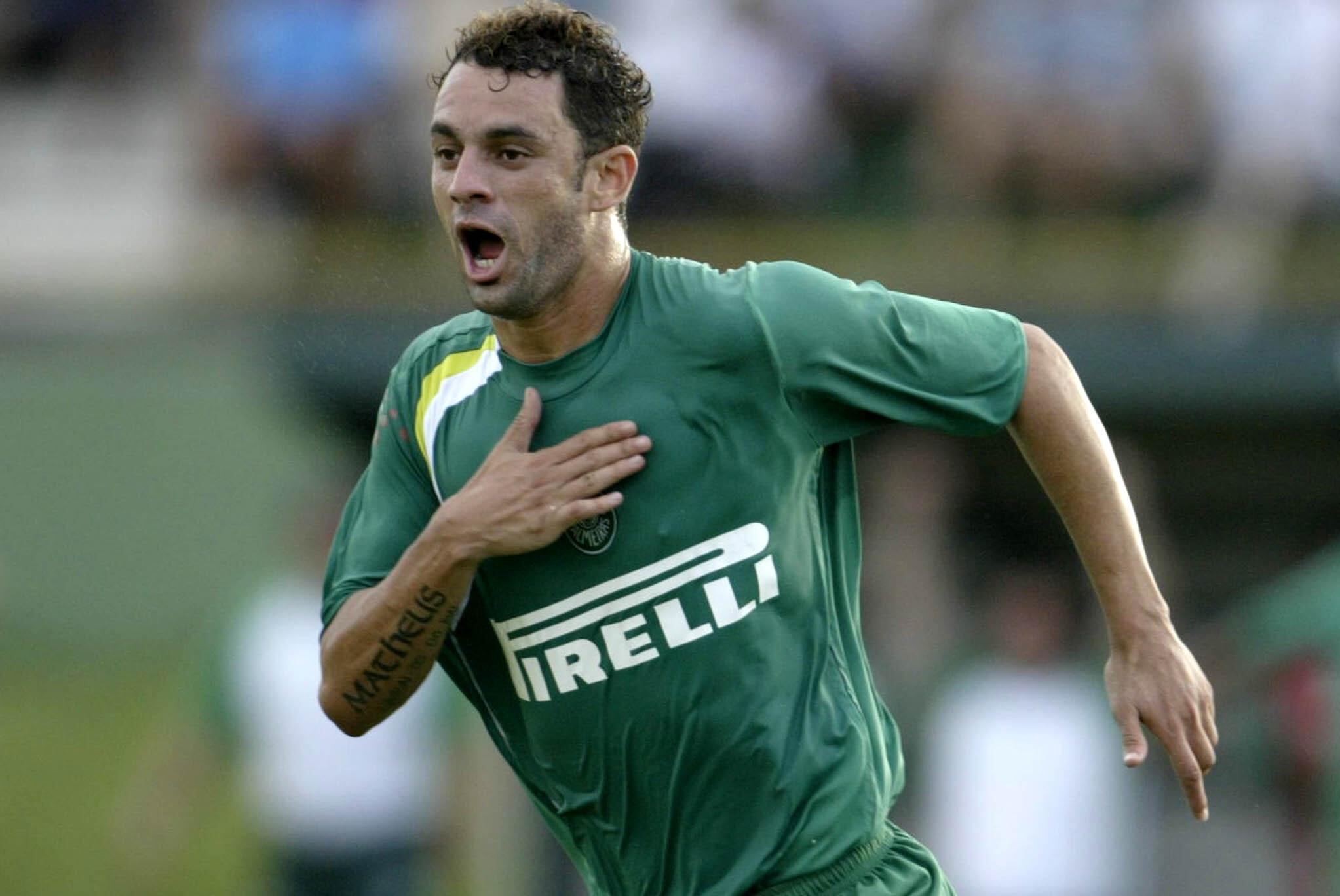 Magrão - América (MG)

Quem fará dupla no meio de campo com Leandro Guerreiro será o ex-palmeirense Magrão