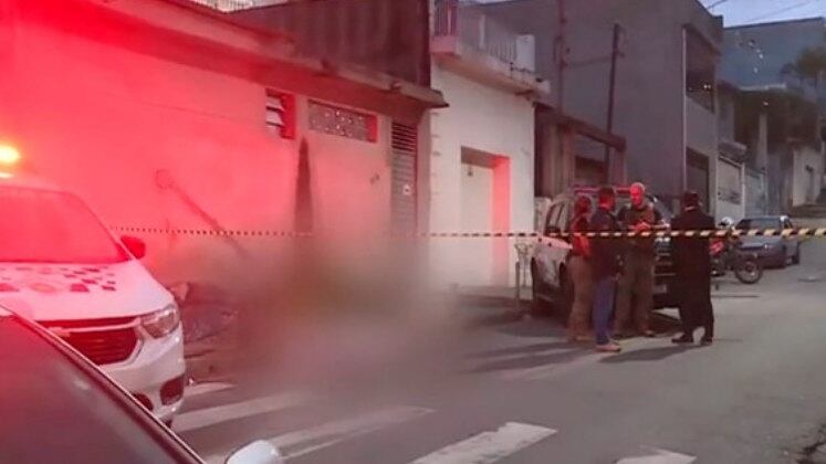 "Como imaginar que uma mãe perdeu a vida dessa jeito? O cara fez uma crueldade dessa, sem pensar na própria filha, que vai crescer sem a mãe. Como explicar para uma criança que o pai matou a mãe? Não tem como", desabafou a testemunha.