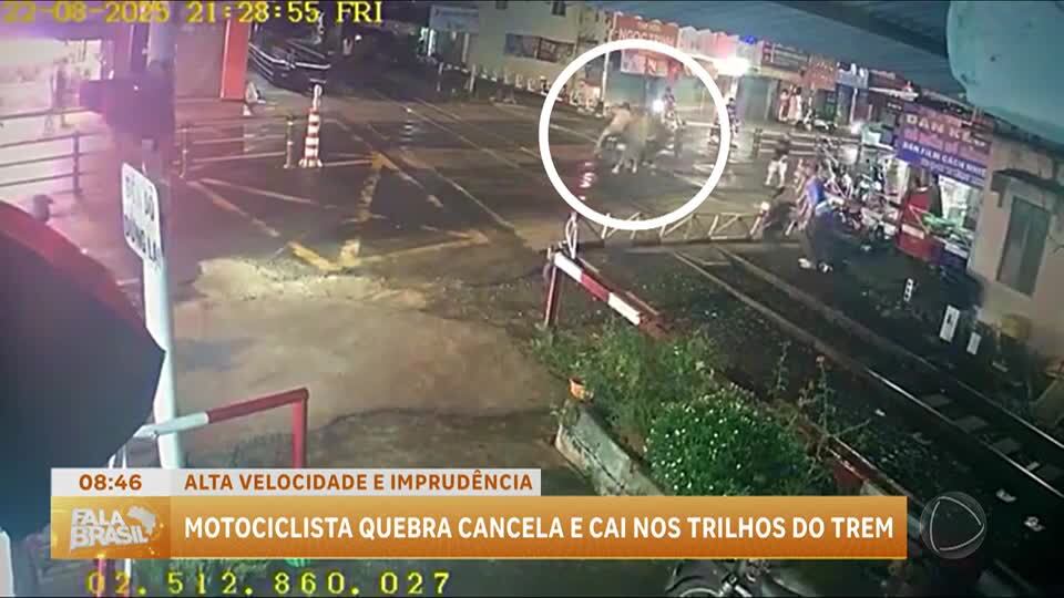 Motociclista escapa de acidente em trilho de trem no Vietnã