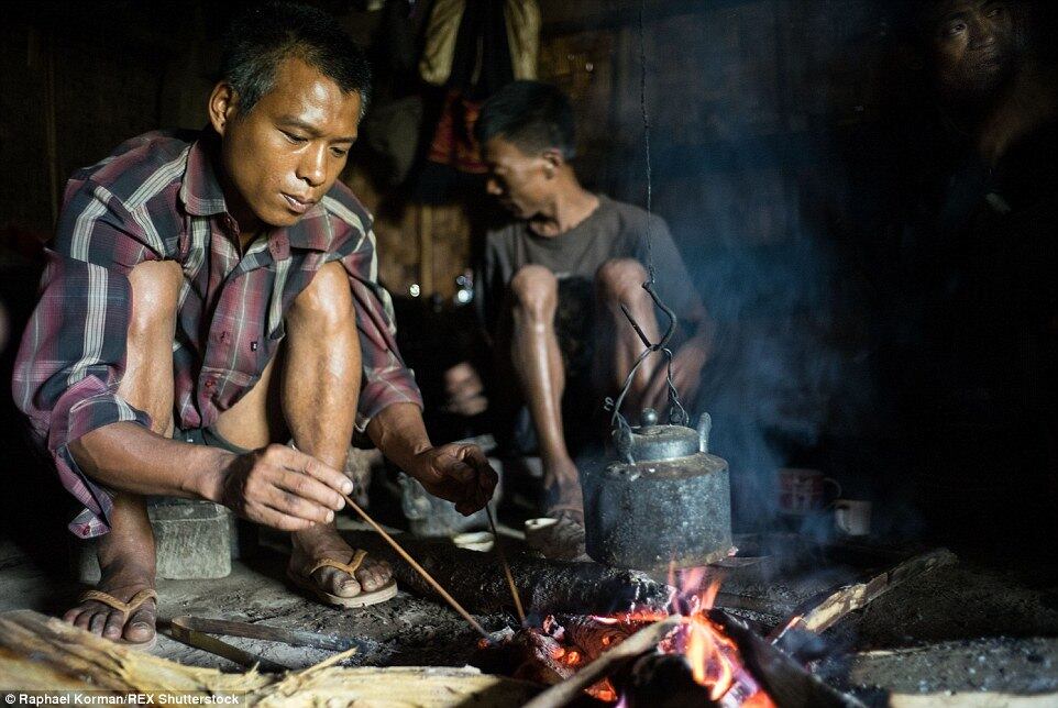 Contudo, as estruturas políticas da vila também foram corrompidas pelo abuso da substância química. Por isso, acredita-se que o hábito nunca será erradicado

Conheça o R7 Play e assista a todos os programas da Record
na íntegra!
