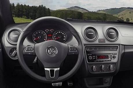 Interior não tem novidades; volante é de couro