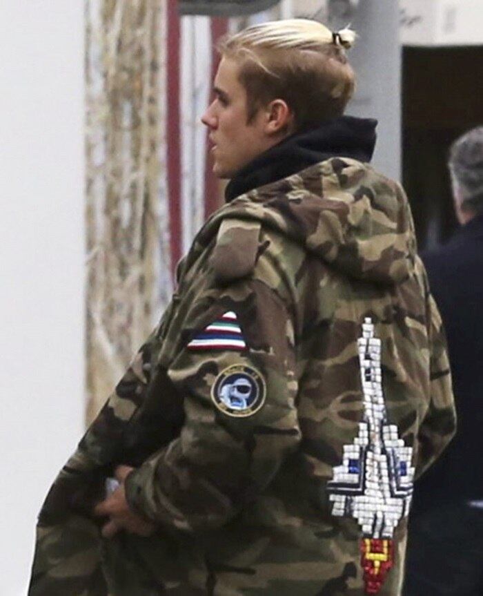Além de platinar o cabelo, Justin Bieber agora é adepto do coque samurai