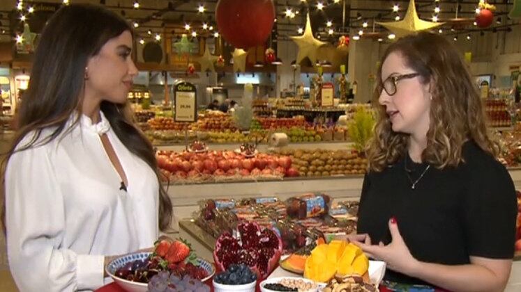 A nutricionista Renata falou sobre quais os antioxidantes têm em determinados grupos de alimentos. Segundo a especialista, as frutas vermelhas apresentam licopeno e resveratrol, que são antioxidantes fazem bem para a saúde cardiovascular. Já as frutas amarelas tem um pigmento antioxidante chamado betacaroteno, que atua na saúde da visão, da pele e na imunidade