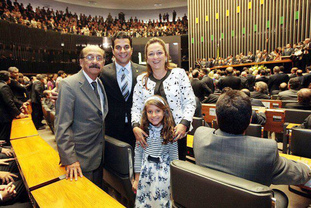 Na foto postada no Facebook, a senadora participa da posse do filho Irajá na Câmara dos Deputados. Na imagem, está acompanhada do pai, João Luiz, e da netinha, Maria Eduarda. O filho político, deputado Irajá Silvestre Filho, é mais conhecido como Irajá Abreu (PSD/TO)