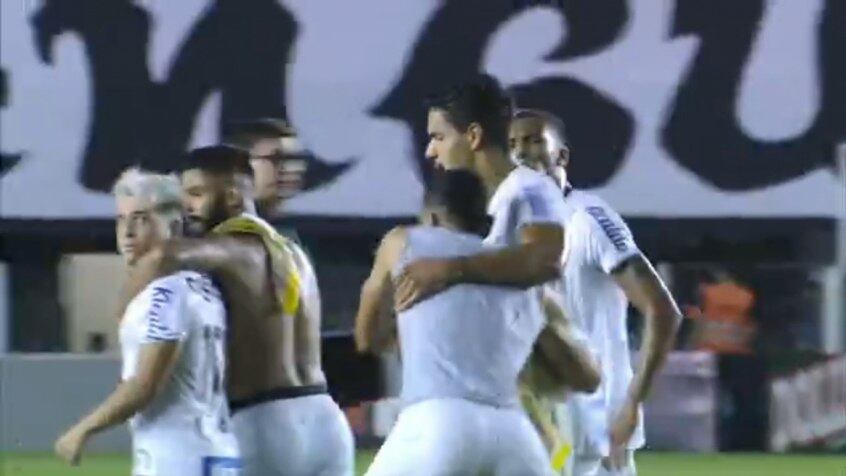 No intervalo do jogo entre Santos e Mirassol, na Vila Belmiro, o meia Diego Pituca e o atacante Soteldo se desentenderam e tiveram que ser contidos pelos companheiros.