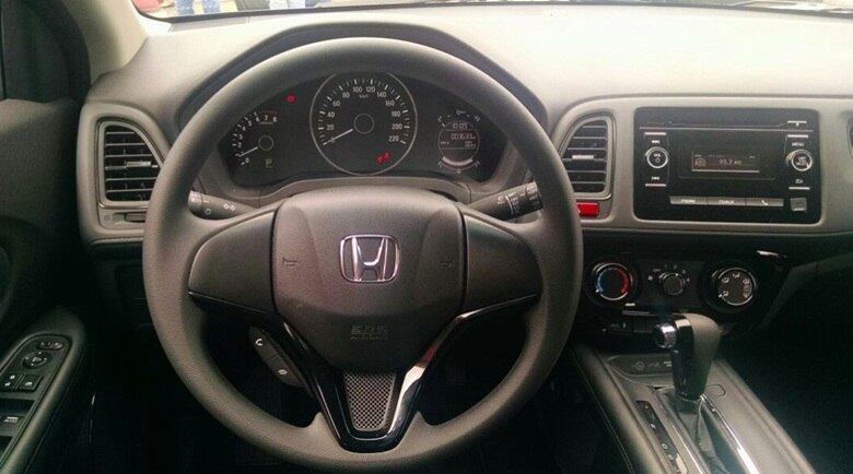 A cabine da versão de entrada possui poucos mimos. O volante não tem comandos de som e o rádio tem visual simplista