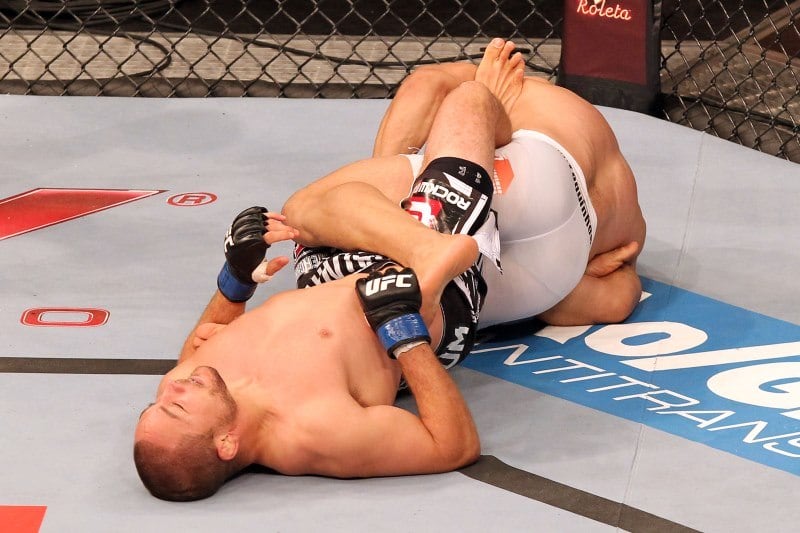 No sábado, Toquinho gravou um vídeo para pedir desculpas a Dana White e aproveitou para reforçar que não agiu de má fé no momento do golpe. Veja a seguir os trechos mais importantes do depoimento de Toquinho:
- Como ele já tinha defendido uma chave, eu tive que ser mais preciso no próximo ataque e entrar de outra forma na posição. Quando ele caiu sentado, até o juiz dar a volta para o outro lado demorou dois segundos. Foram os dois segundos que deram o mal-entendido. O juiz entra na frente e ele continua batendo nas costas do juiz. Em mim, não foi