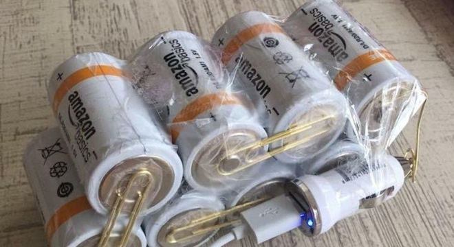 Oito baterias, clipes e um carregador de carro. Praticamente um MacGyver mesmo!