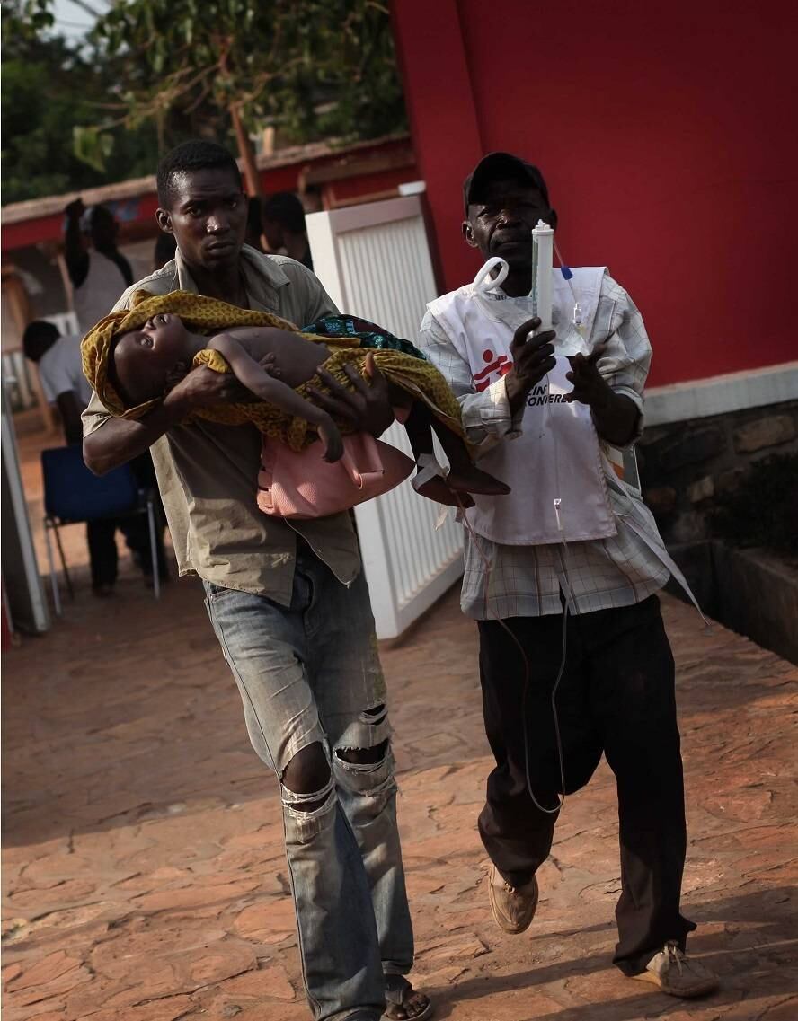 De acordo com a organização, quatro homens armados entraram na casa, anunciando um assalto à mão armada. Javier Eguren, coordenador-geral do MSF no país diz estar chocado com os acontecimentos. 

— Estamos chocados com a agressividade a que nossas equipes estão sendo submetidas. Permanecemos determinados a levar ajuda médica às pessoas da RCA, mas isso precisa ser minimamente respeitado pelas partes envolvidas no conflito. Sem isso, não podemos fazer nosso trabalho. 

As organizações de ajuda humanitária que atuam no país enfrentam ataques constantes e falta de insumos básicos para manter o trabalho

Cenas de horror: imagens mostram efeitos da crise humanitária que devasta o Sudão do Sul