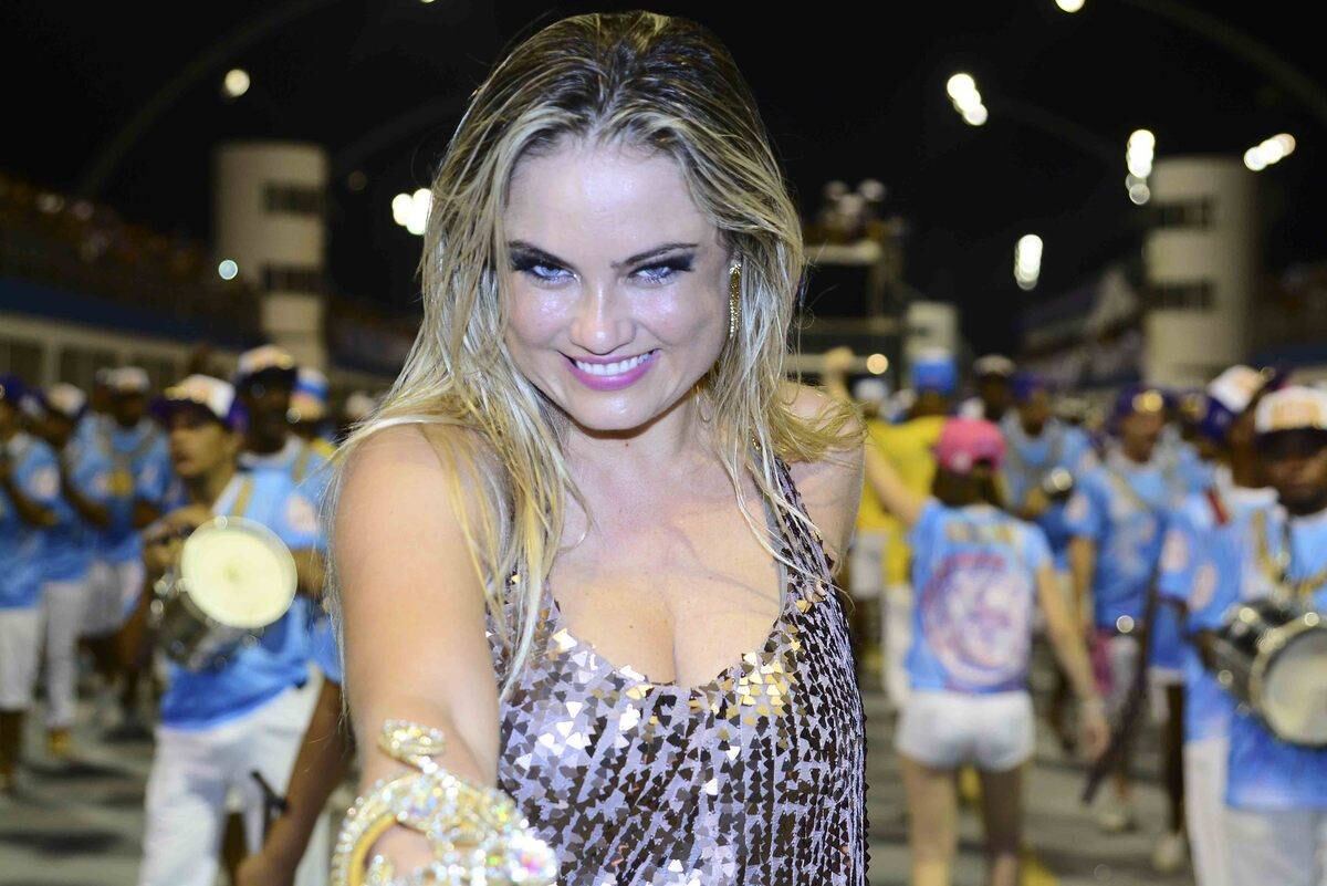 Ellen Roche desfila no ensaio técnico da Rosas de Ouro, em São Paulo