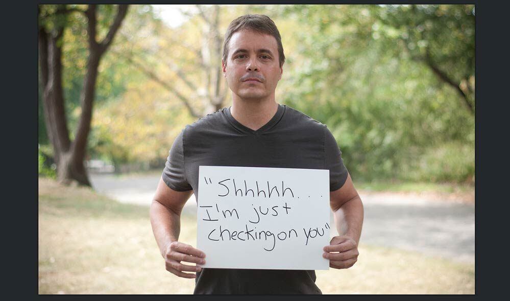 

Desde outubro do ano passado, Grace Brown, uma fotógrafa que
vive em Nova York, nos EUA, vem reunindo fotografias de mulheres que sofreram
algum tipo de abuso ao longo da vida. Trata-se do Project Unbreakable — The Art
of Healing (Projeto Inquebrável — A Arte da Cura, em livre tradução).



Nos registros, elas seguram cartazes onde estão escritas as frases que seus
abusadores disseram a elas no momento do ataque.



Além de mulheres, ela também decidiu reunir homens que
sofreram abusos e que decidiram revelar o que ouviram no momento das violações.



Acima, jovem segura cartaz com a frase: “Shhh. Estou apenas
te revistando”.


Veja a seguir mais frases que eles ouviram quando sofreram
abuso sexuais