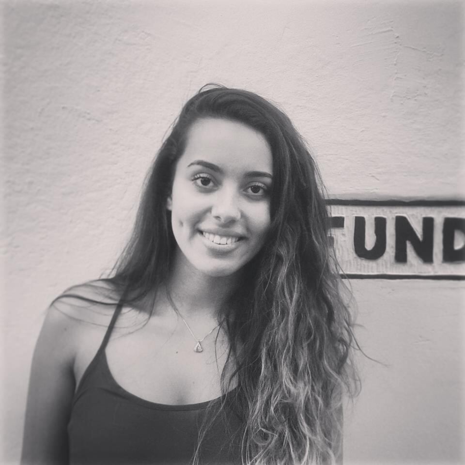 Ana Carolina da Cruz Veloso, de 21 anos, era estudante da UMC (Universidade de Mogi das Cruzes) e nasceu na cidade de Paranaguá, localizada no litoral do Paraná. A jovem trabalhava na Wesley Modesti Imóveis, em São Sebastião