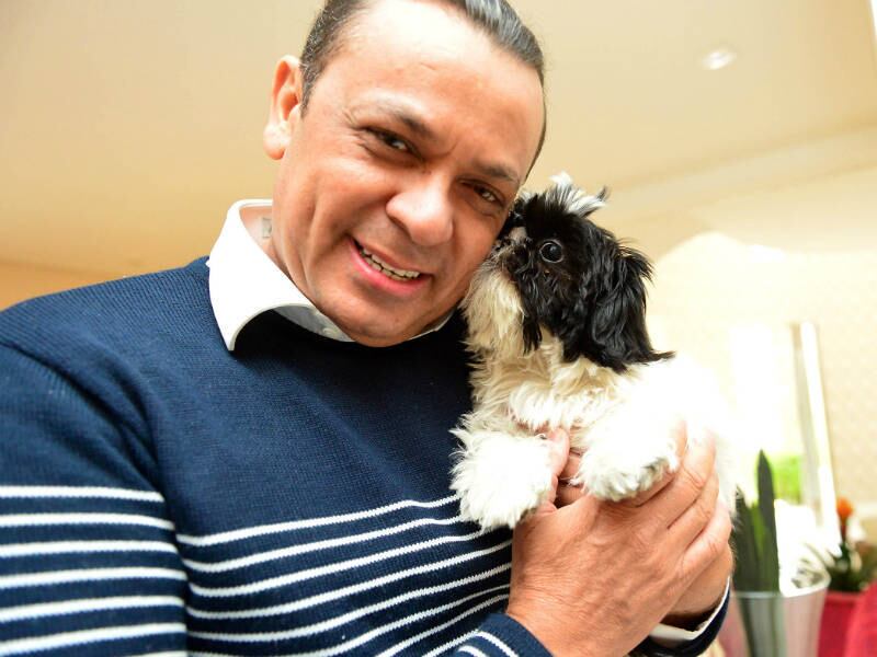 Com o pequeno Bob no colo, seu cãozinho de estimação, o cantor de 1.90 m de altura contou como a música entrou na sua vida.

— Meu pai queria que eu fosse doutor. Lembro, com seis anos de idade, dele saindo para a roça. Ele deixava a sanfona
dele guardada num cantinho perto das suas enxadas, dentro de uma caixa. Eu ia lá, tirava e tocava o que eu ouvia ele tocar. Fica o dia todo assim, tocando. Só
parava de tardezinha quando ele voltava da roça