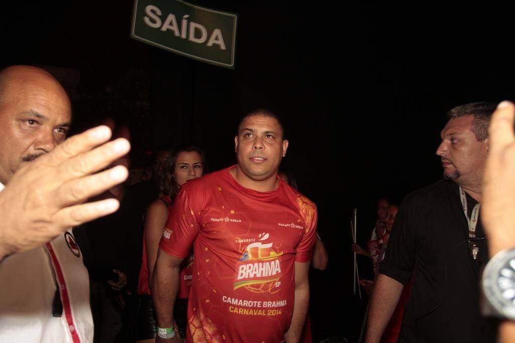 O craque, que hoje faz parte do comitê organizador da Copa do Mundo no Brasil, estava acompanhado da noiva Paula Morais. Foram necessários seis seguranças para apaziguar o tumulto que a presença dele gerou. Vale lembrar que Ronaldo será homenageado pela Gaviões da Fiel no desfile deste sábado (1). Leia mais