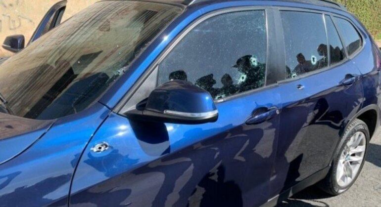 BMW azul do subsecretário que foi atiginda por nove disparos
