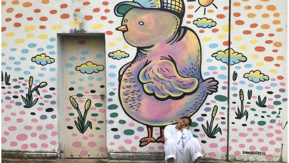 A arte nos muros foi pensada para ser vista
também de fora do hospital - as obras nas partes mais altas são visíveis a quem
passa pelas ruas e pela estação de metrô vizinha, detalha Helder.

— A possibilidade de usar o máximo do
espaço foi uma insistência minha. Fiz o esboço de dentro (do pátio) e pensei no
que seria visto de fora. É disso que se trata, da arte vista como espaço
