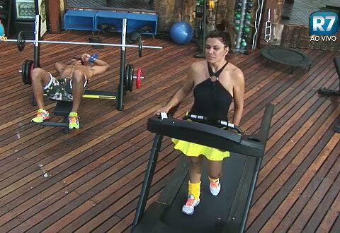 Marcelo brinca com a
peoa.



— É a Roça chegando,
né?


— Sou assim no meu dia
a dia. Eu não estava triste, eu estava em paz

+ JP avisa que Mara é sua possível indicação e peoa rebate irritada: “Vou te achar covarde”
+ Mara Maravilha e JP detonam Douglas, que ganha até apelido "Hulkinho"
+ "Eu não sou figuração em A Fazenda", exclama Luka a Ana Paula Minerato
