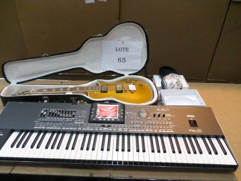 O lote de número 65 traz uma guitarra Gibson, um fone de ouvido
e um teclado musical Korg. Os itens estão disponíveis para receberem ofertas a
partir de R$ 8.000